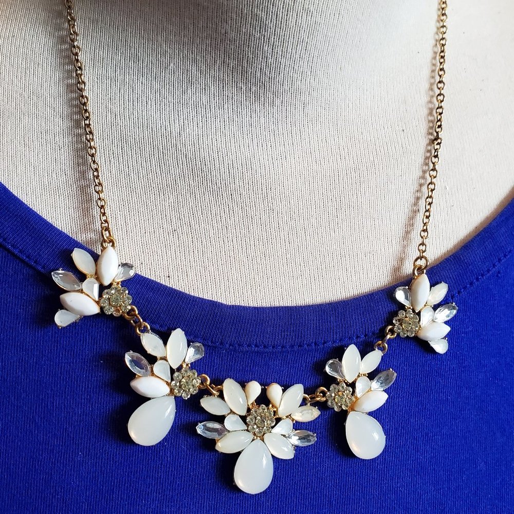 17" Gold Tone Floral Pattern Collar Style Necklace